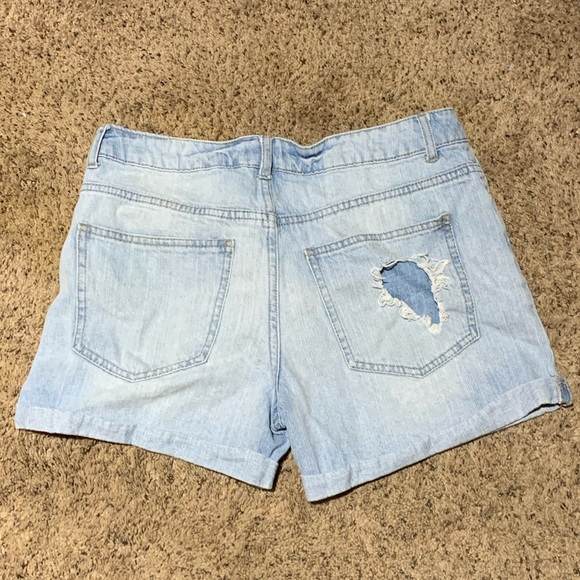 Light-Wash Ripped Jean Shorts Forever 21 - Picture 2 of 3